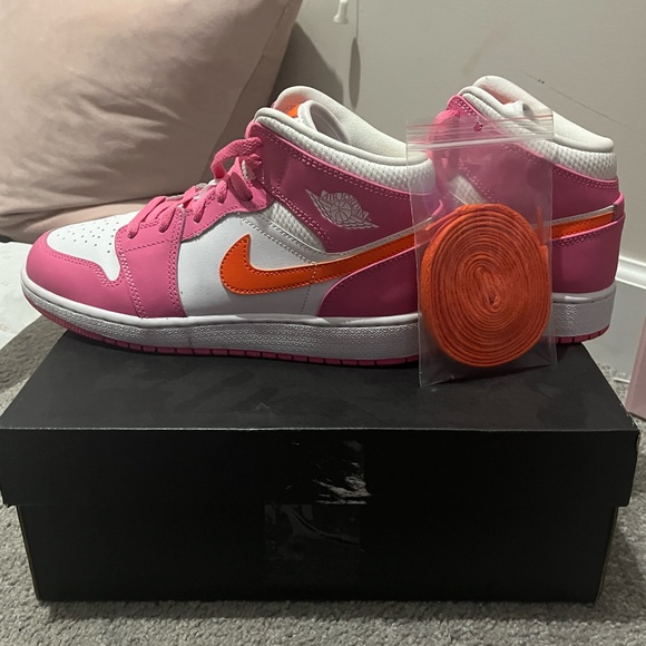 Size 6 Air Jordan’s - Picture 4 of 12